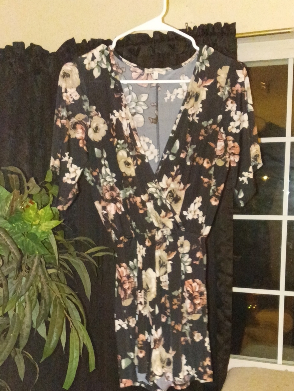 Charlotte Russe Floral V-Neck Black Women’s Shorts Romper Size Small